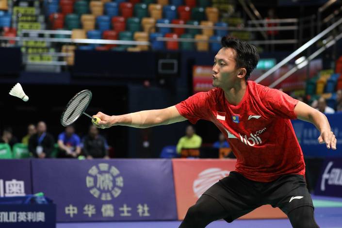 Ihsan Maulana Mustofa (Indonesia) menyambut pengembalian.