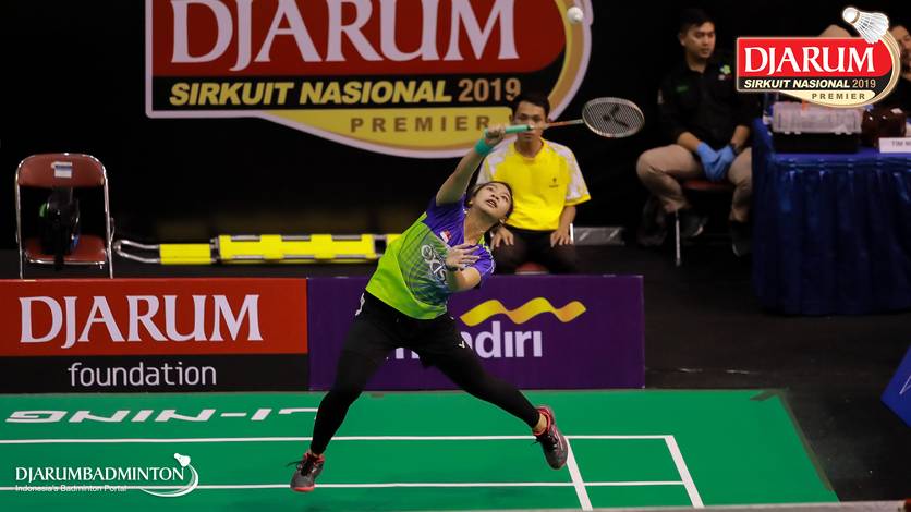 Ni Made Pranita Sulistya Devi (PB Exist) mengembalikan shuttlecock.