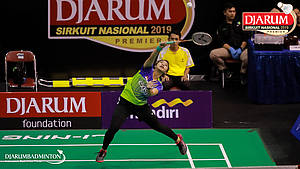 Ni Made Pranita Sulistya Devi (PB Exist) mengembalikan shuttlecock.