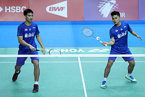 Leo Rolly Carnando/Daniel Marthin (Indonesia) bersiap menyambut pengembalian.