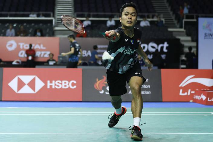 Anthony Sinisuka Ginting (Indonesia) gagal menghadang pengembalian.