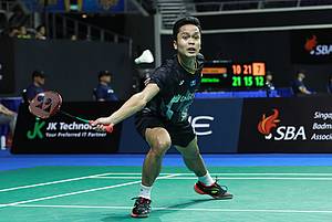 Anthony Sinisuka Ginting (Indonesia) bersiap menghadang pengembalian.