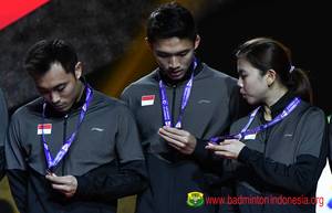 (dari kiri): Hafiz Faizal, Jonatan Christie dan Greysia Polii saat berada di podium Piala Sudirman 2019. (Foto: PP PBSI)
