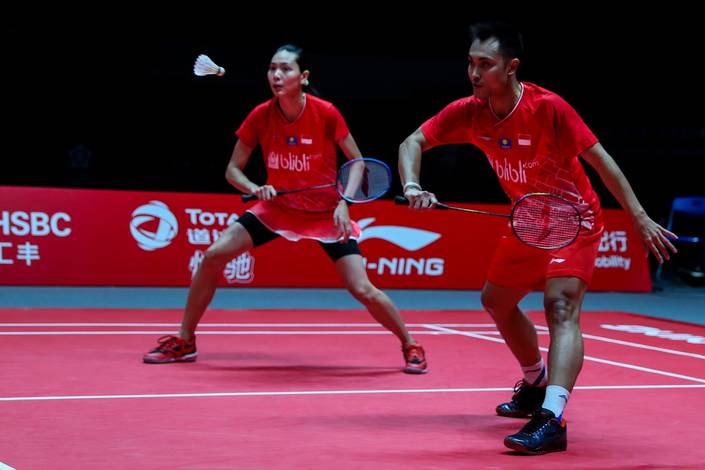 Hafiz Faizal/Gloria Emanuelle Widjaja (Indonesia) bersiap menghadang serangan.