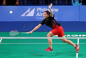 Ruselli Hartawan (Indonesia) menghadang serangan.