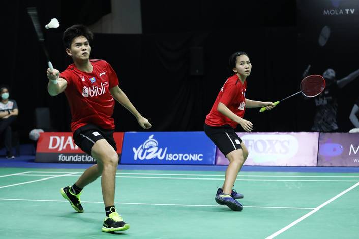 Adnan Maulana/Mychelle Crhystine Bandaso menghadang pengembalian.
