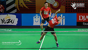 Leo Rolly Carnando/Daniel Marthin (Indonesia) melepaskan serangan.