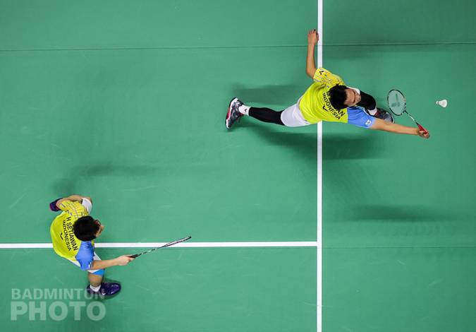 Ganda putra Indonesia, Hendra Setiawan/Mohammad Ahsan menyambut pengembalian. (Copyright: Badmintonphoto | Courtesy of BWF)