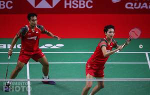 Hafiz Faizal/Gloria Emanuelle Widjaja (Indonesia) menyambut pengembalian. (Copyright: Badmintonphoto | Courtesy of BWF)