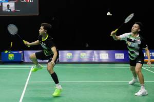 Moh. Reza Pahlevi Isfahani/Muhammad Rian Ardianto (Indonesia) menyambut pengembaliian. (Foto: PP PBSI)