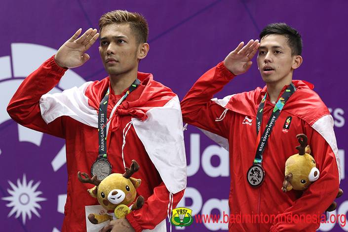 Fajar Alfian/Muhammad Rian Ardianto memberikan penghormatan kepada bendera Merah Putih.