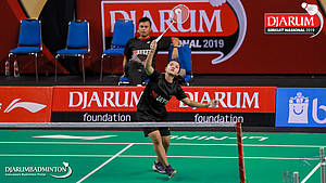 Asty Dwi Widyaningrum (PB Jaya Raya) bersiap menyambar pengembalian.