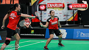 Berliona Alma Pradisa/Jovika Vandaria Ester Matiho (PB Djarum Kudus) bersiap menghadang pengembalian.