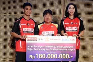 Dejan Ferdinansyah/Gloria Emanuelle Widjaja dan pelatih Antonius Budi Ariantho saat sesi seremonial penyerahan apresiasi dari PB Djarum di Jakarta (Djarum Badminton)