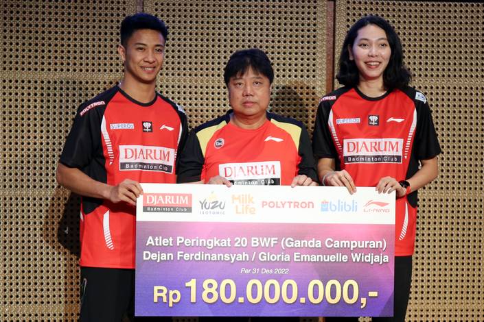Dejan Ferdinansyah/Gloria Emanuelle Widjaja dan pelatih Antonius Budi Ariantho saat sesi seremonial penyerahan apresiasi dari PB Djarum di Jakarta (Djarum Badminton)