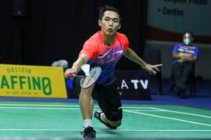 Jonatan Christie mengembalikan shuttlecock.