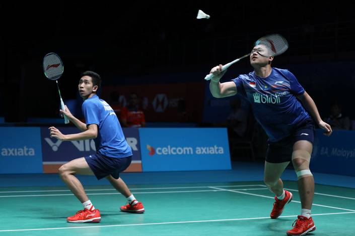 Wahyu Nayaka Arya Pangkaryanira/Ade Yusuf Santoso (Indonesia) bersiap menghadang pengembalian.