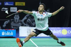 Anthony Sinisuka Ginting mengembalikan shuttlecock.