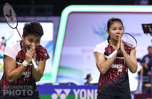 Ganda putri andalan Indonesia, Greysia Polii/Apriyani Rahayu memberikan salam penghormatan usai bertanding. (Copyright: Badmintonphoto | Courtesy of BWF)
