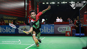 Krishna Adi Nugraha (Indonesia) berusaha menggapai pengembalian.