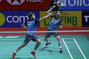 Kevin Sanjaya Sukamuljo/Marcus Fernaldi Gideon (Indonesia) menghadang pengembalian.