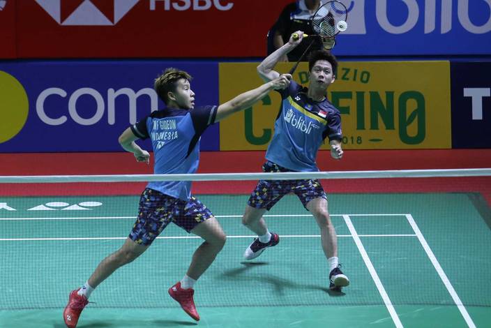 Kevin Sanjaya Sukamuljo/Marcus Fernaldi Gideon (Indonesia) menghadang pengembalian.