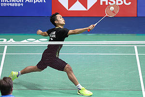Anthony Sinisuka Ginting (Indonesia) mengembalikan shuttlecock.