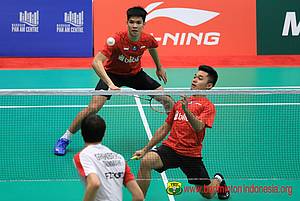 Leo Rolly Carnando/Daniel Marthin mengembalikan shuttlecock.