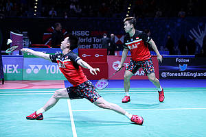 Kevin Sanjaya Sukamuljo/Marcus Fernaldi Gideon (Indonesia) mengembalikan shuttlecock.