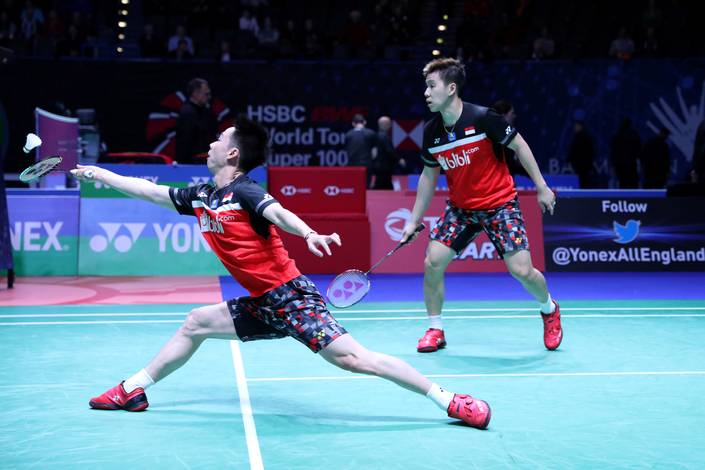 Kevin Sanjaya Sukamuljo/Marcus Fernaldi Gideon (Indonesia) mengembalikan shuttlecock.