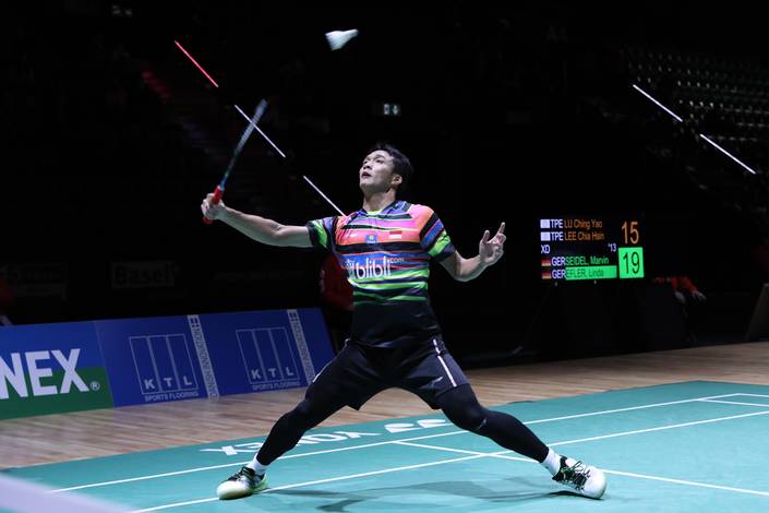 Jonatan Christie (Indonesia) mengembalikan shuttlecock.