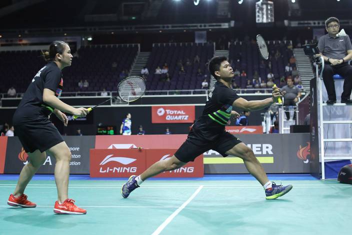 Praveen Jordan/Melati Daeva Okavianti (Indonesia) bersiap menyambut pengembalian.