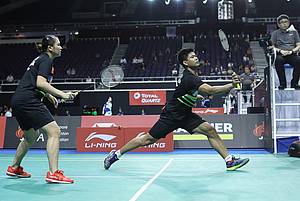 Praveen Jordan/Melati Daeva Okavianti (Indonesia) bersiap menyambut pengembalian.