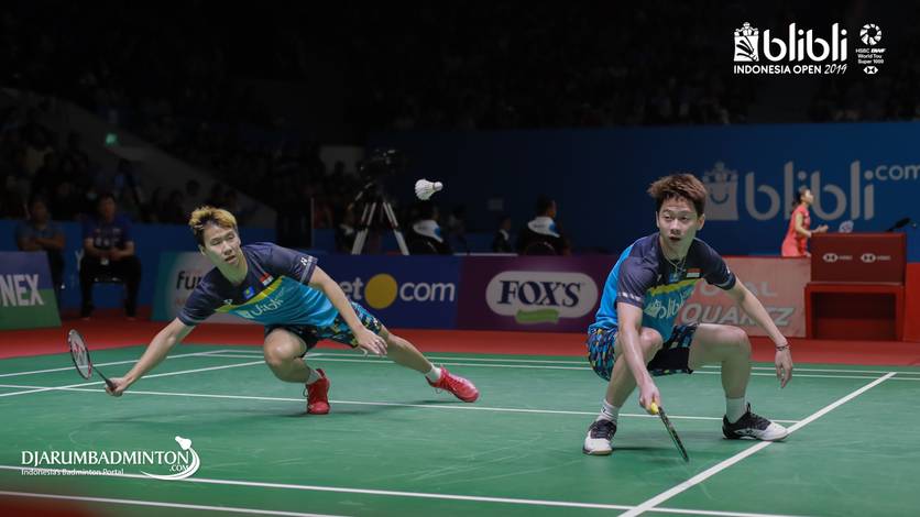 Kevin Sanjaya Sukamuljo/Marcus Fernaldi Gideon (Indonesia) menghadang serangan.