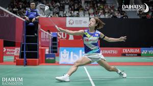 Nozomi Okuhara (Jepang) mengembalikan shuttlecock.