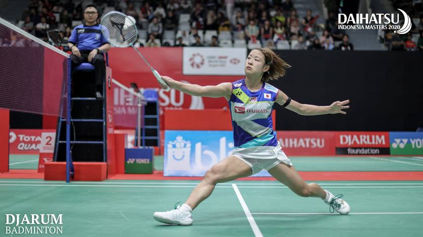 Nozomi Okuhara (Jepang) mengembalikan shuttlecock.