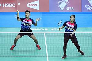 Leo Rolly Carnando/Indah Cahya Sari Jamil (Indonesia) bersiap menyambut pengembalian.