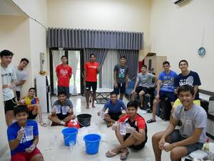 Para atlet Pelatnas PBSI bahu membahu membuat cairan disinfektan untuk disumbangkan kepada yang membutuhkan.