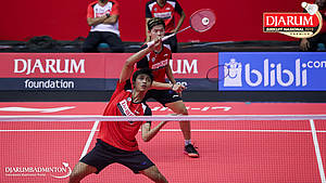 Ivan Adi Cahyono/Vincentius Suwarland (PB Djarum Kudus) menghadang pengembalian.