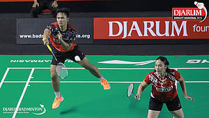 Amri Syahnawi/Pia Zebadiah Bernadet (PB Jaya Raya) melepaskan serangan.