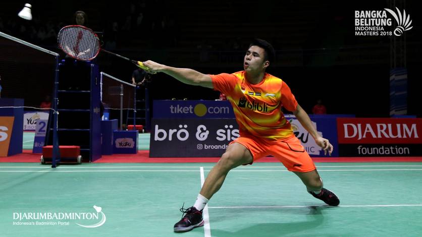 Ikhsan Leonardo Imanuel Rumbay (Indonesia) mengembalikan shuttlecock.