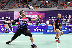 Dwiki Rafian Restu/Nita Violina Marwah (Indonesia) bersiap menyambut pengembalian.