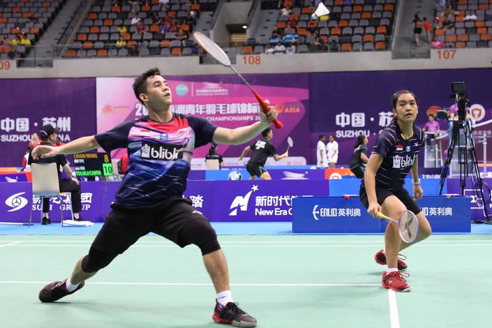 Dwiki Rafian Restu/Nita Violina Marwah (Indonesia) bersiap menyambut pengembalian.