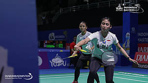 Della Destiara Haris/Rizki Amelia Pradipta (Indonesia) menyambut pengembalian.