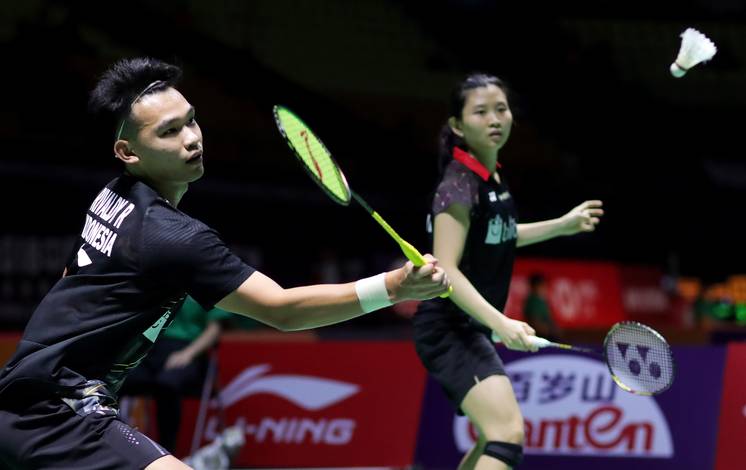 Rinov Rivaldy/Debby Susanto bersiap menyambut pengembalian.