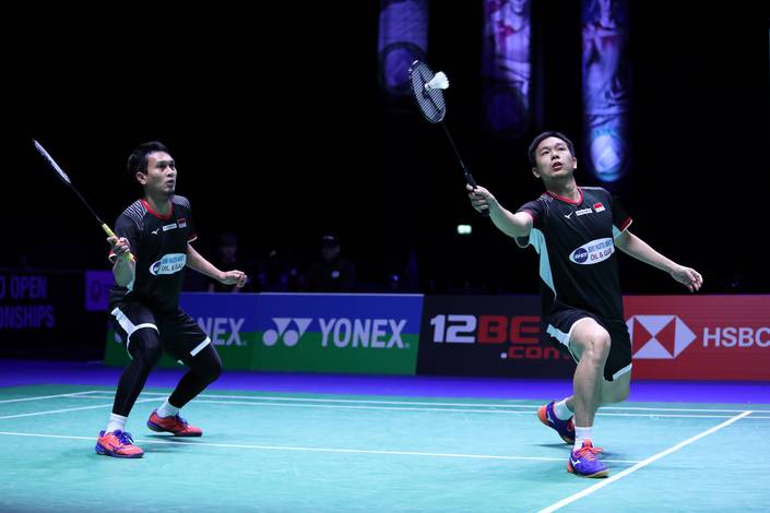 Hendra Setiawan/Mohammad Ahsan (Indonesia) mengembalikan shuttlecock.