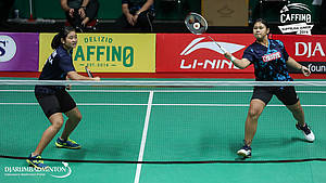 Amalia Cahaya Pratiwi/Tryola Nadia (PB Mutiara Cardinal) menyambut pengembalian.