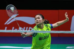 Ruselli Hartawan (Indonesia) menyambar pengembalian.