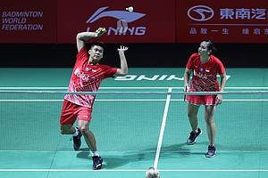 Praveen Jordan/Melati Daeva Oktavianti (Indonesia) mengembalikan shuttlecock.
