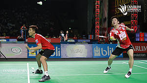 Fajar Alfian/Lee Yong Dae (Musica Trinity) mengembalikan shuttlecock.